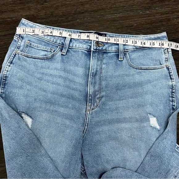 Hollister ULTRA HIGH-RISE RIPPED LIGHT WASH MOM JEANS - Picture 9 of 12